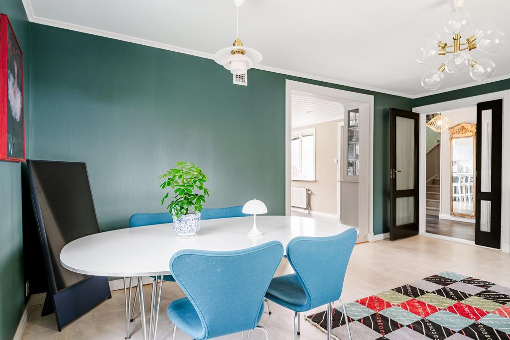 Vardagsrum mot hall och kök