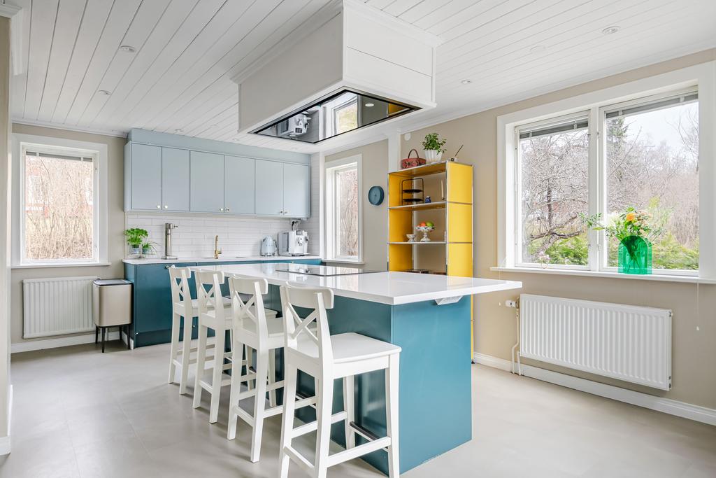 Modernt kök med köksö och takfläkt