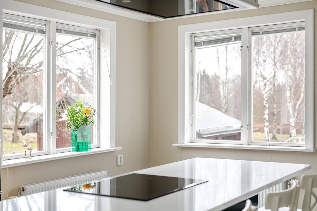 Dubbla ljusinsläpp i hörnet ger rymt och fantastiskt ljus i rummet