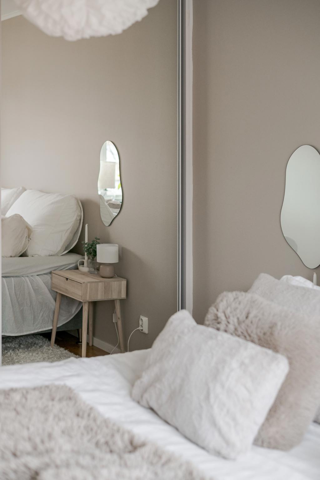 Skjutdörrar med spegel i Sovrum 1