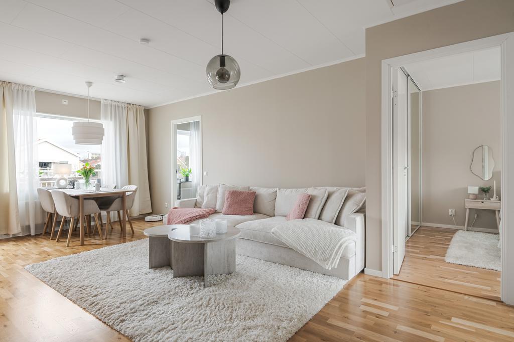 Vardagsrummet erbjuder plats för en riktigt "fet" soffa