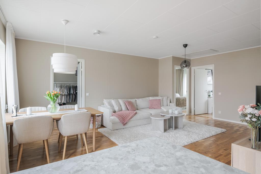 Köket mot vardagsrummet samt sovrum 3, 1 och 2