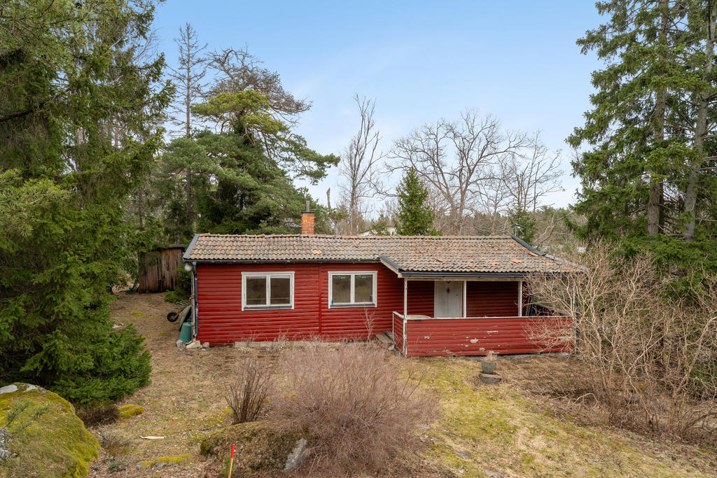 Tomten är bebyggd med ett enkelt fritidshus