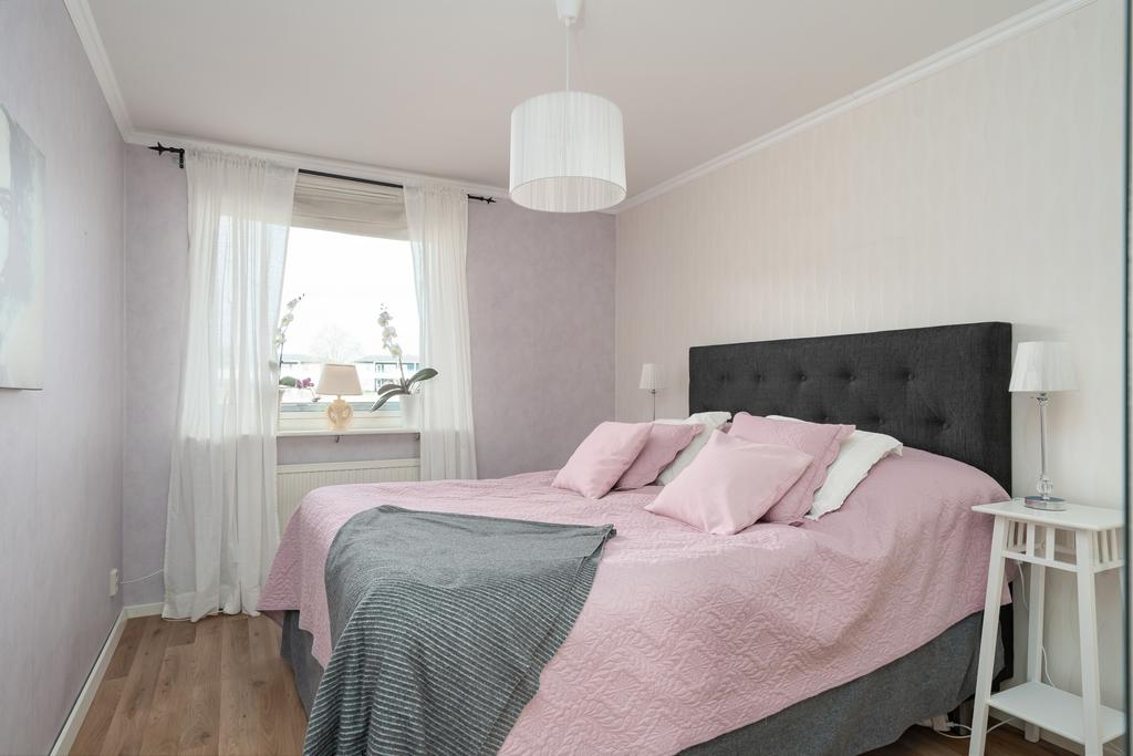 Sovrum 1 med plats för dubbelsäng 