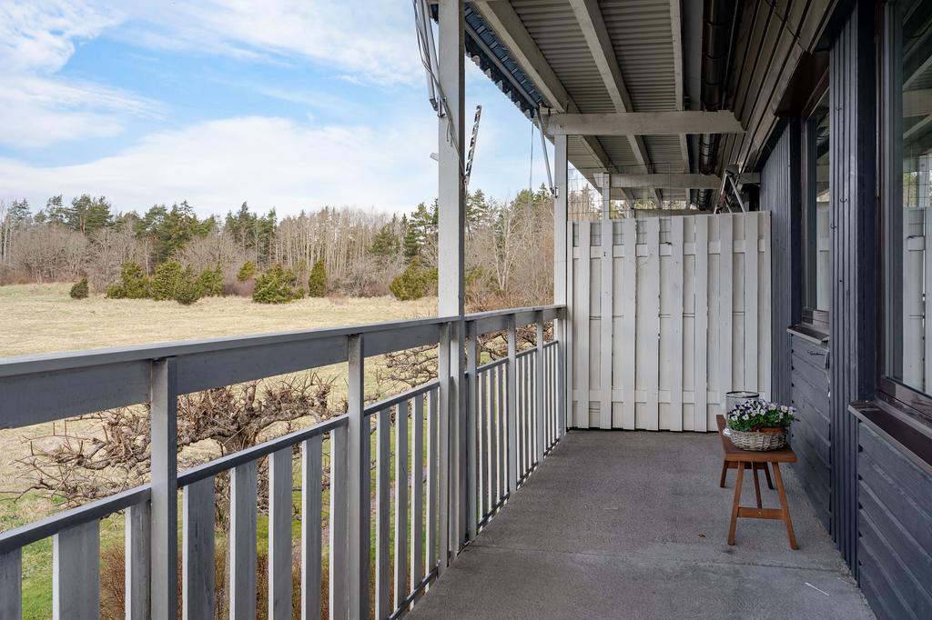 Balkong med utsikt mot allmänning samt skogen