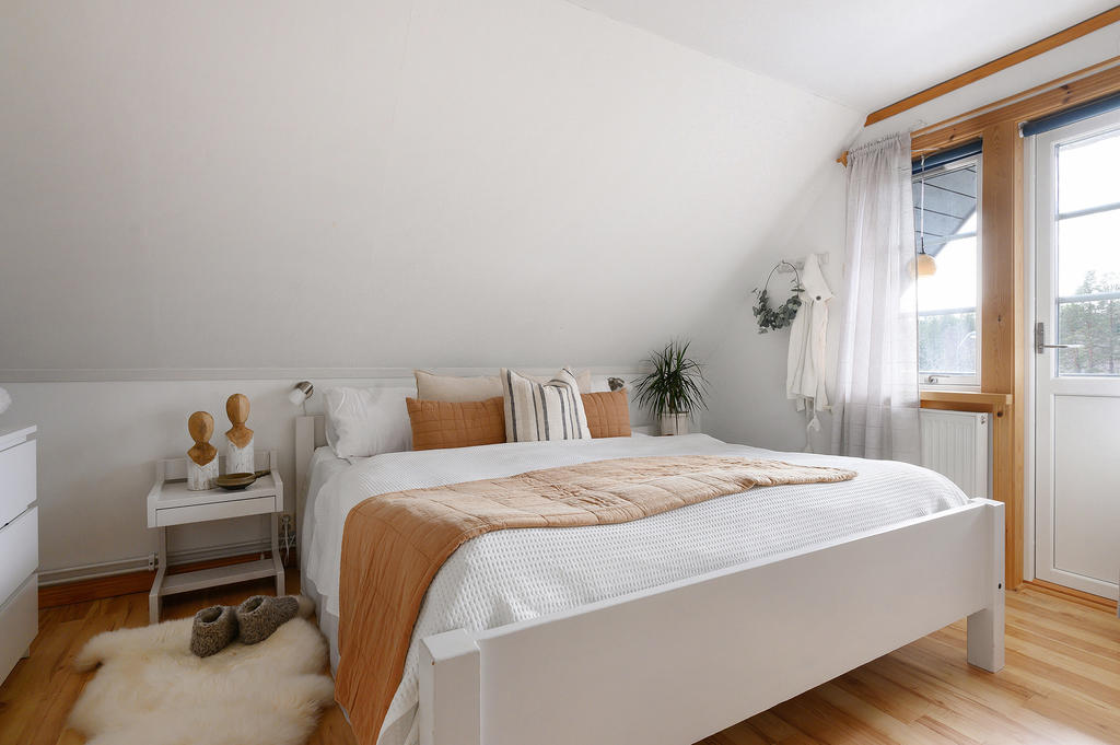 Sovrum med utgång till balkong