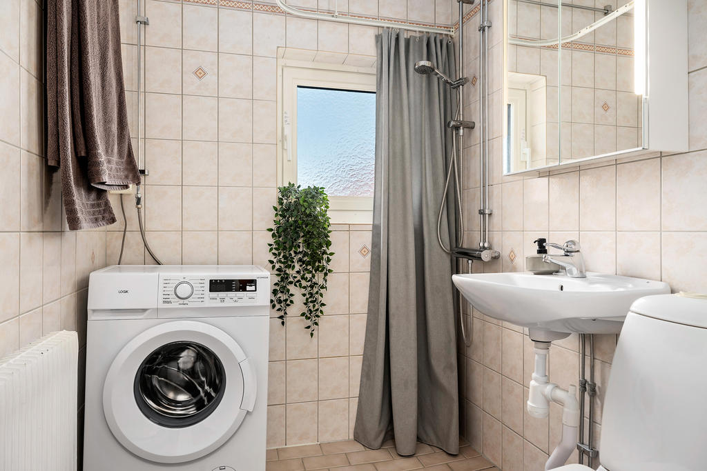 Badrum med tvättmaskin