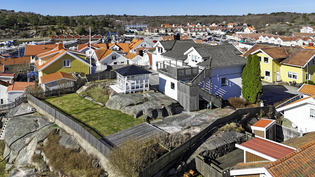 Vacker bergs och trädgårdstomt.