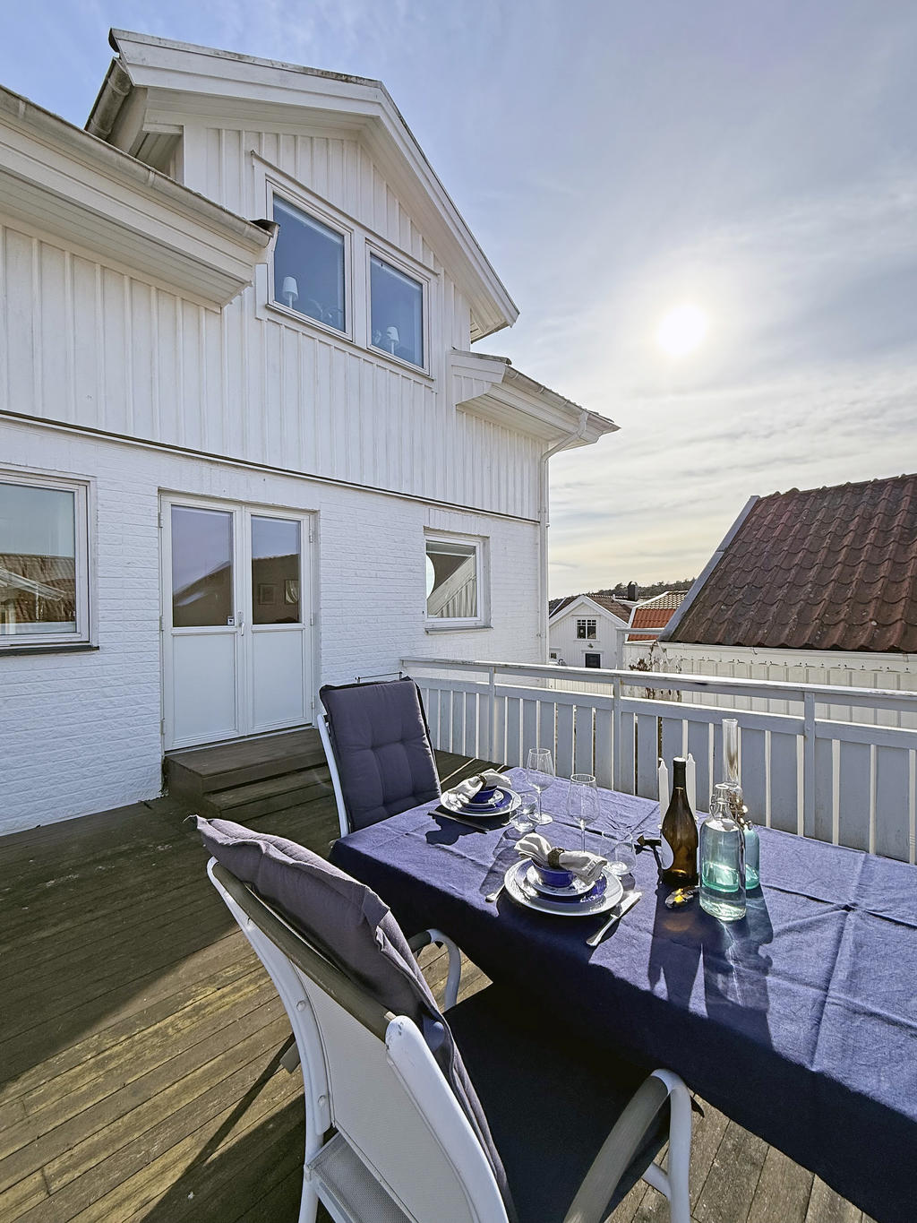 Snappegatan 7 uteplats med både morgon ock kvällssol.