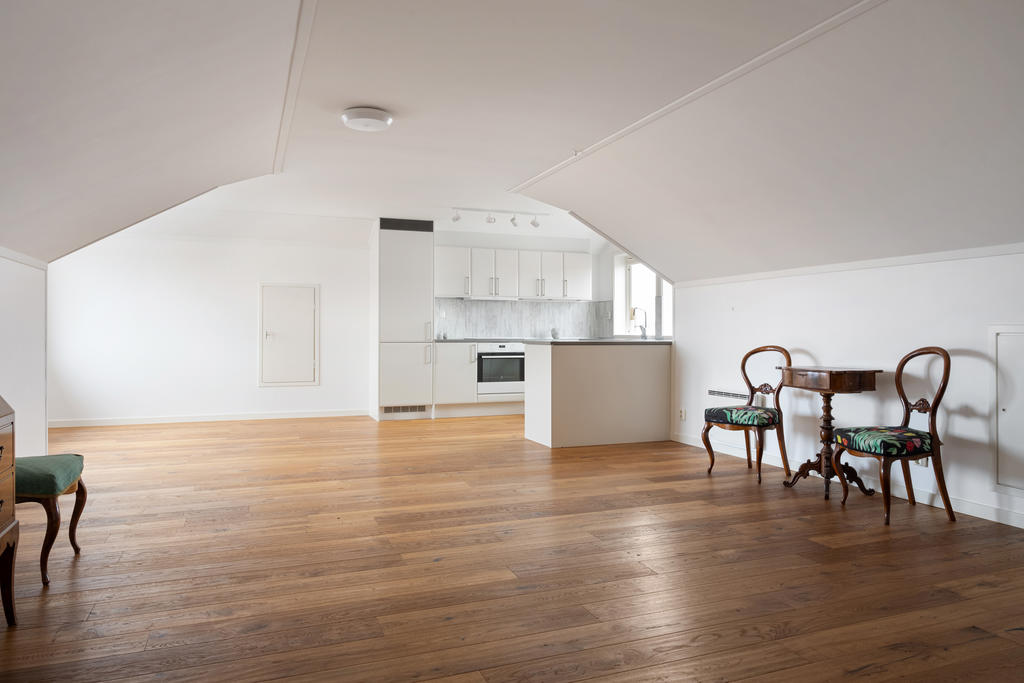 Takvåning vån 3. Kök och allrum i öppen planlösning, perfekt för uthyrning.