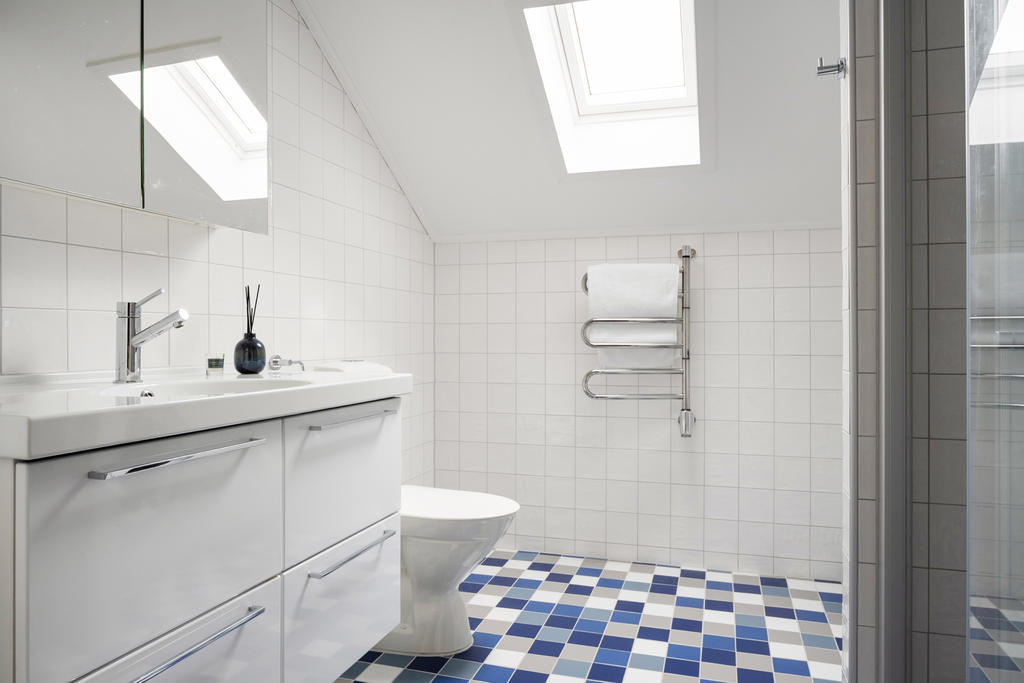Takvåning vån 3 Badrum med dusch wc, handdukstork, kommod med förvaring tvättmaskin