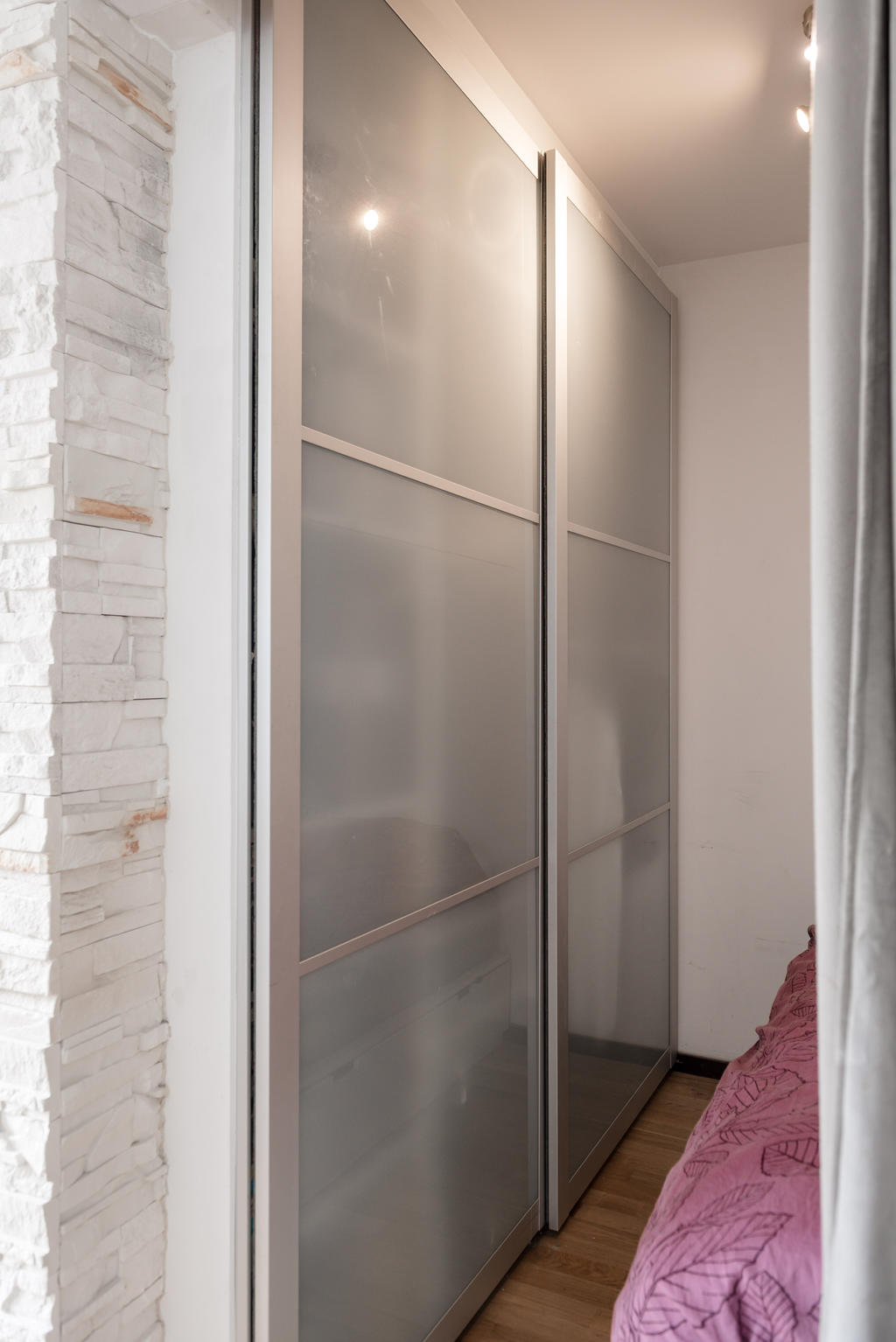 Sovalkov med garderober.