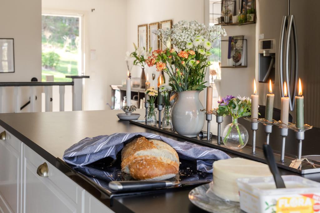 Rymlig köksö där frukosten gärna dukas upp!