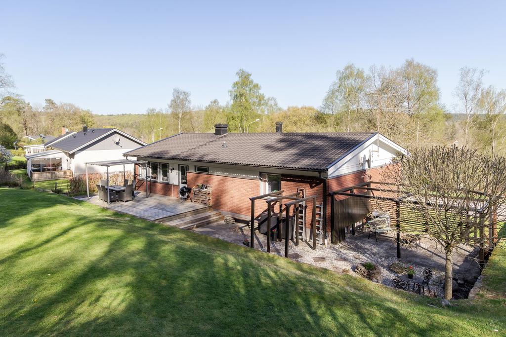 Rymlig souterräng villa med naturnära läge 