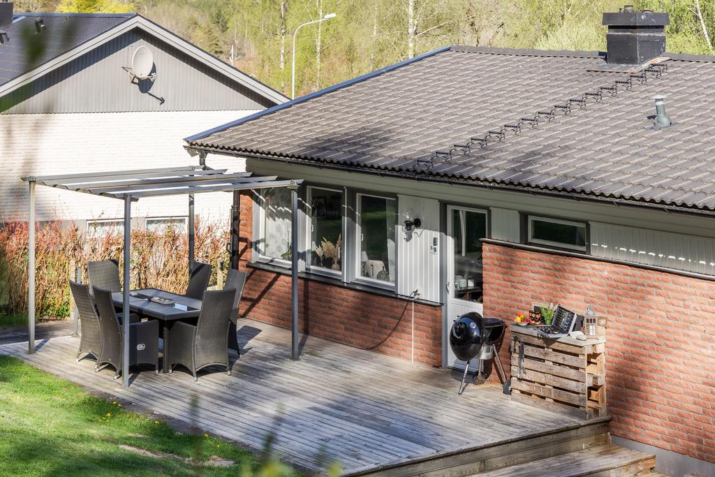 Rymligt trädäck perfekt för grillmiddagarna i sommar
