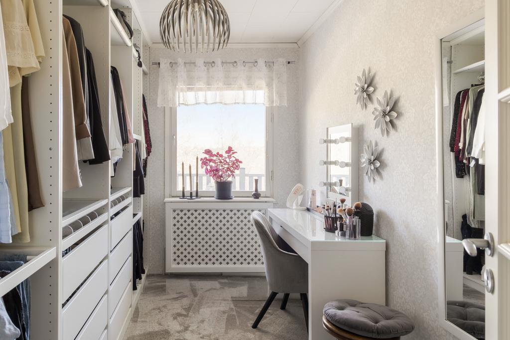 Praktisk walk in closet på övre plan