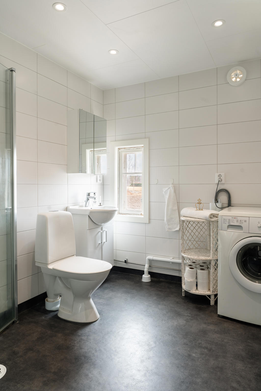 Badrum som nås från hallen/entrén