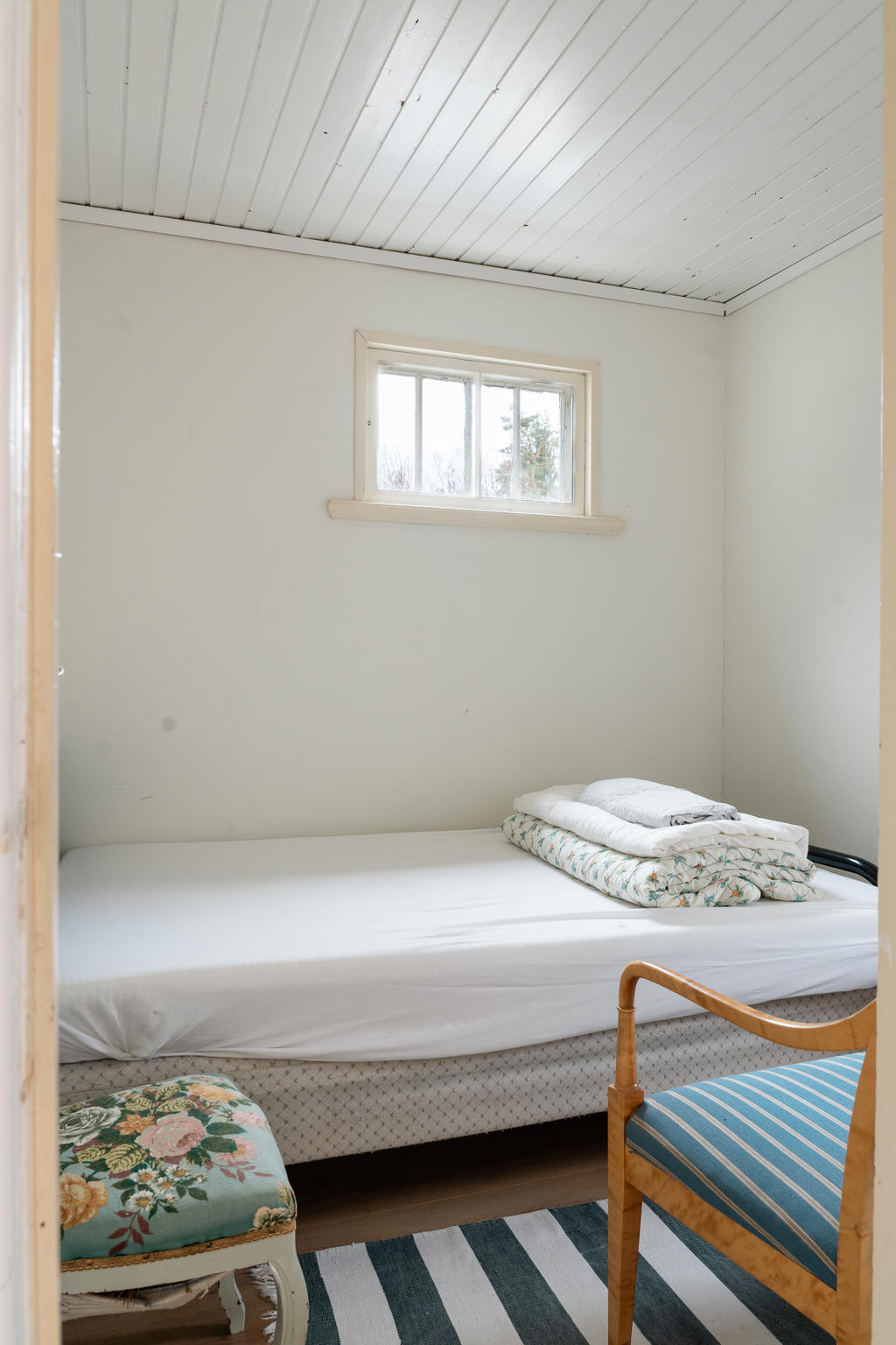 Sovrum som nås från vardagsrum/allrum