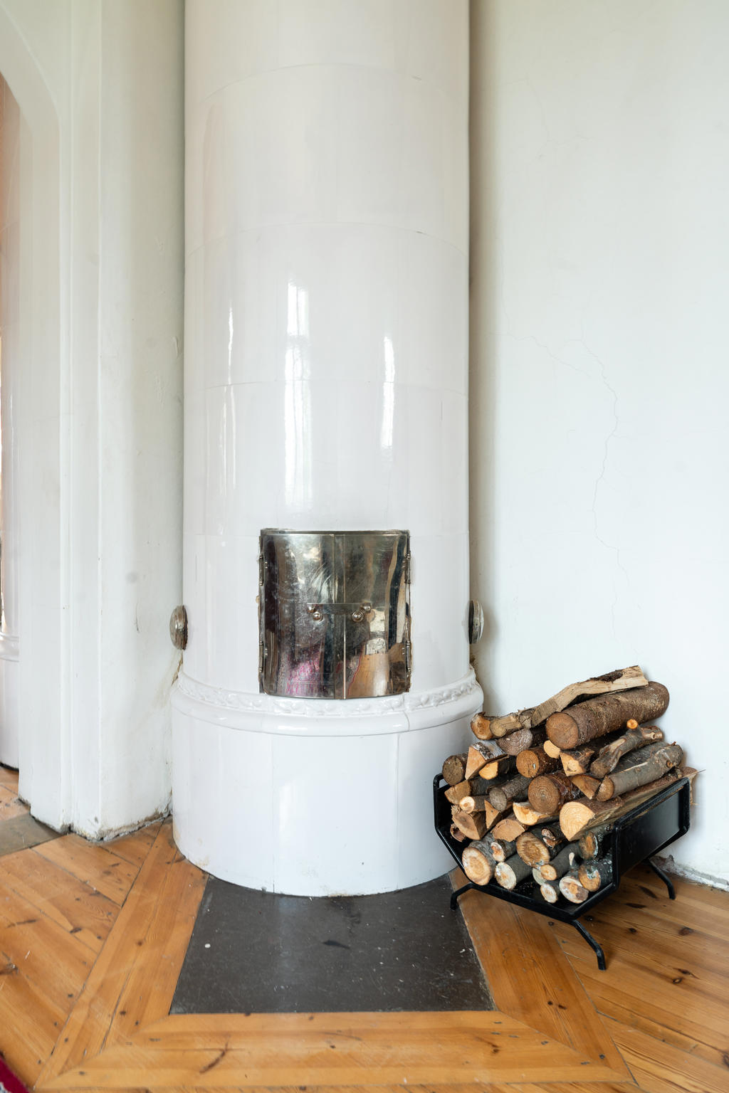 Kakelugn i vardagsrum/allrum övervåning