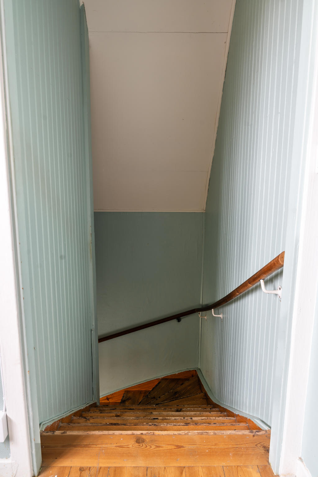 Trapp i hall västra sidan av huset övervåning