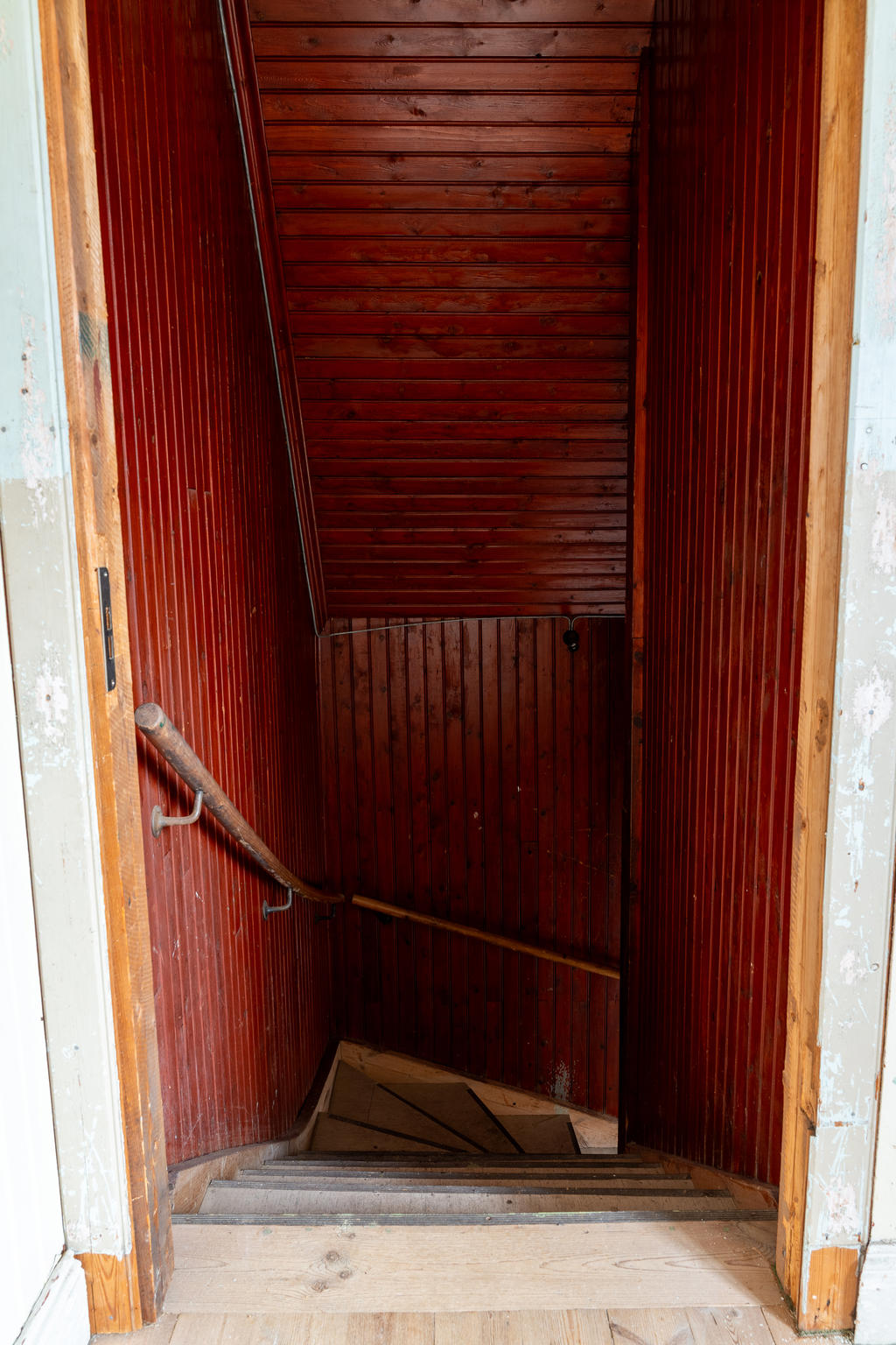 Trapp i hallen östra sidan av huset övervåning
