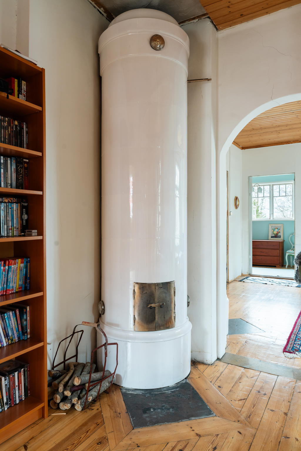 Kakelugn i genomgångsrum övervåning