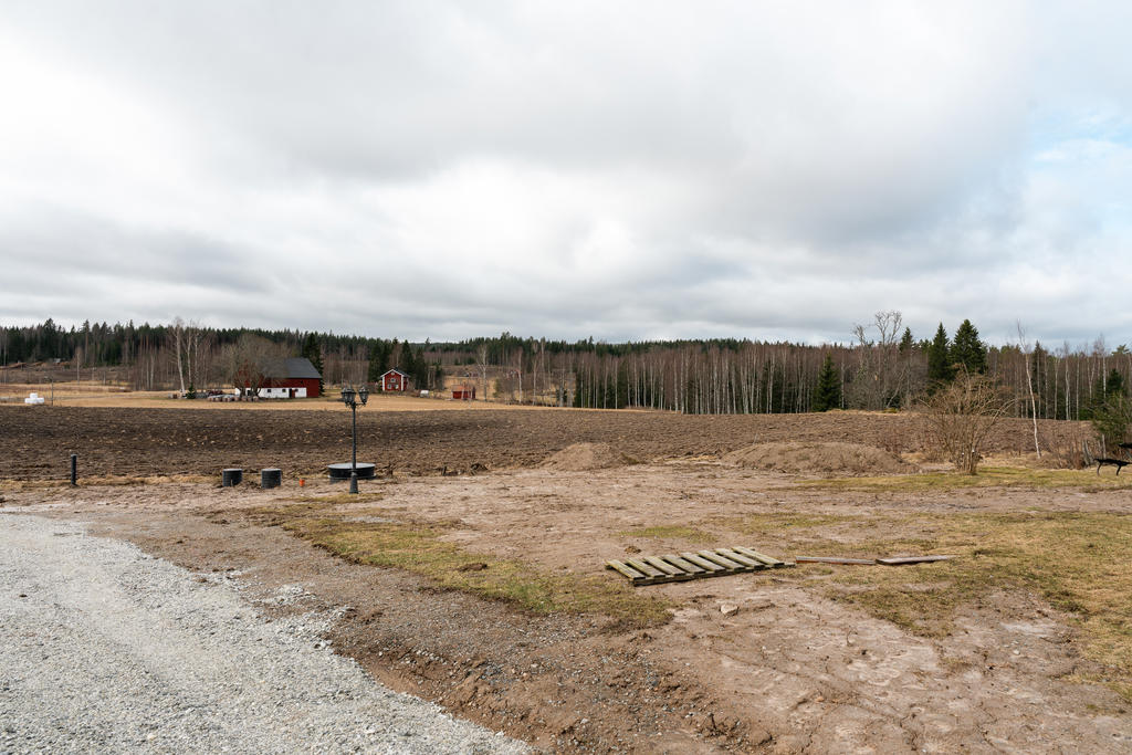 Utsikt över åkrar på framsidan av huset