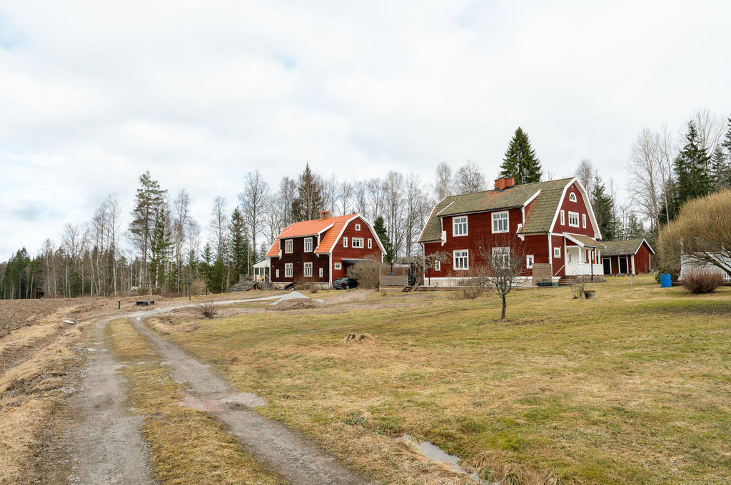Infart till hus på hörntomt