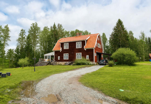 Bilden är digitalt redigerad för att visa fastigheten i sommarmiljö