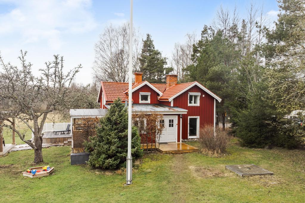 Välkomnande entré mot husets stallsida