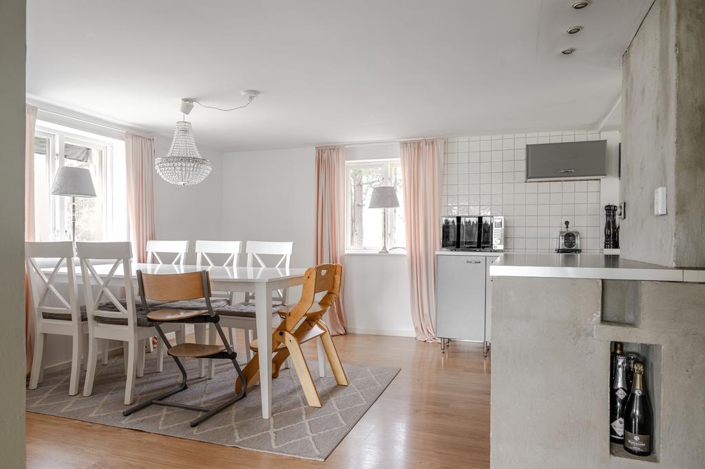 Rymlig matplats invid köket med uppemot 8 sittplatser