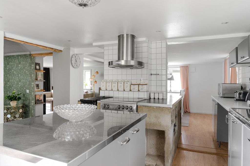 Gott om förvaring och arbetsytor i köket