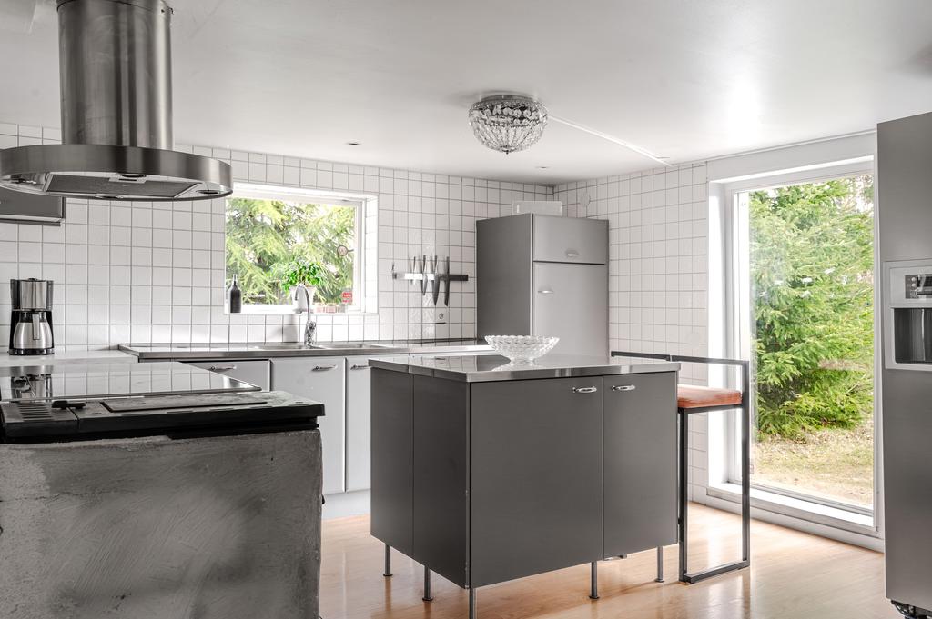 Köksö som samlingsplats och stort fönster mot stallsidan