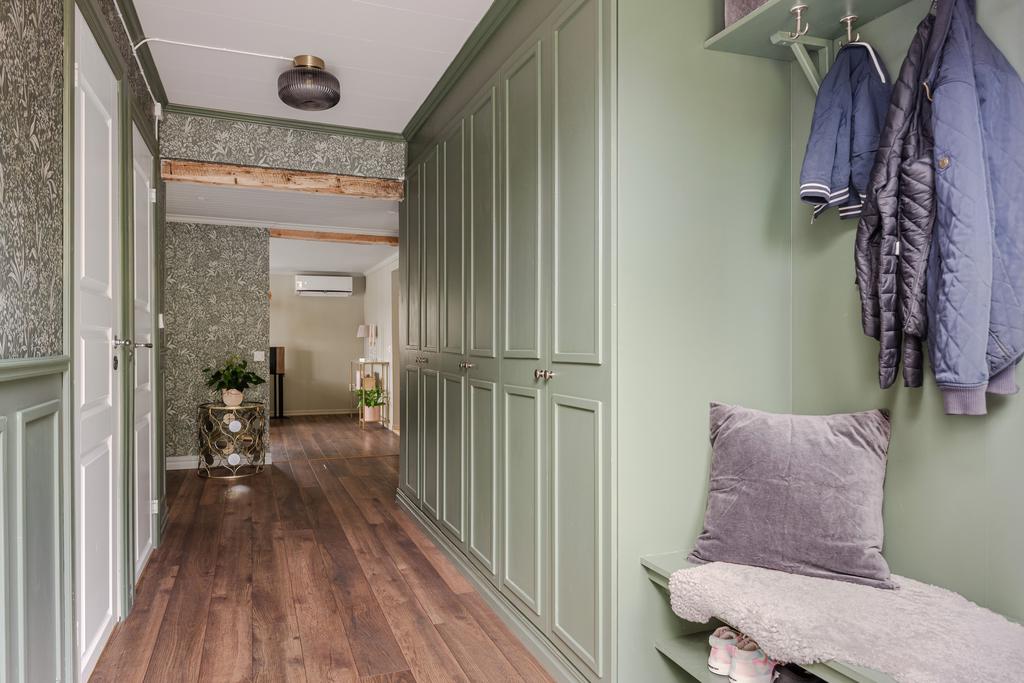 Välkomnande hall med platsbyggd avhängning och garderobsvägg