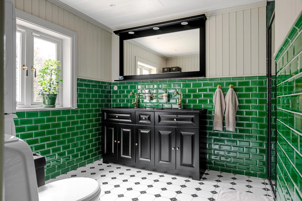 Stort, nyrenoverat duschrum med duschhörna, dubbelkommod och tvättstapel