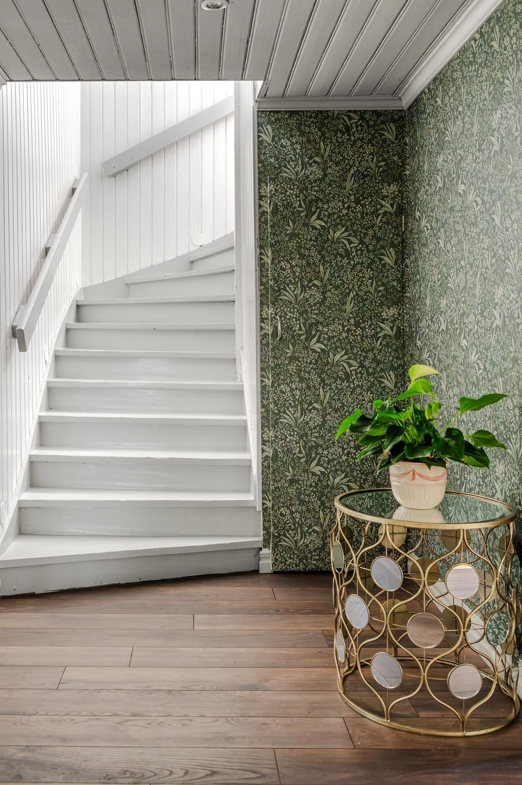 Inre hall med trapp till övervåningen