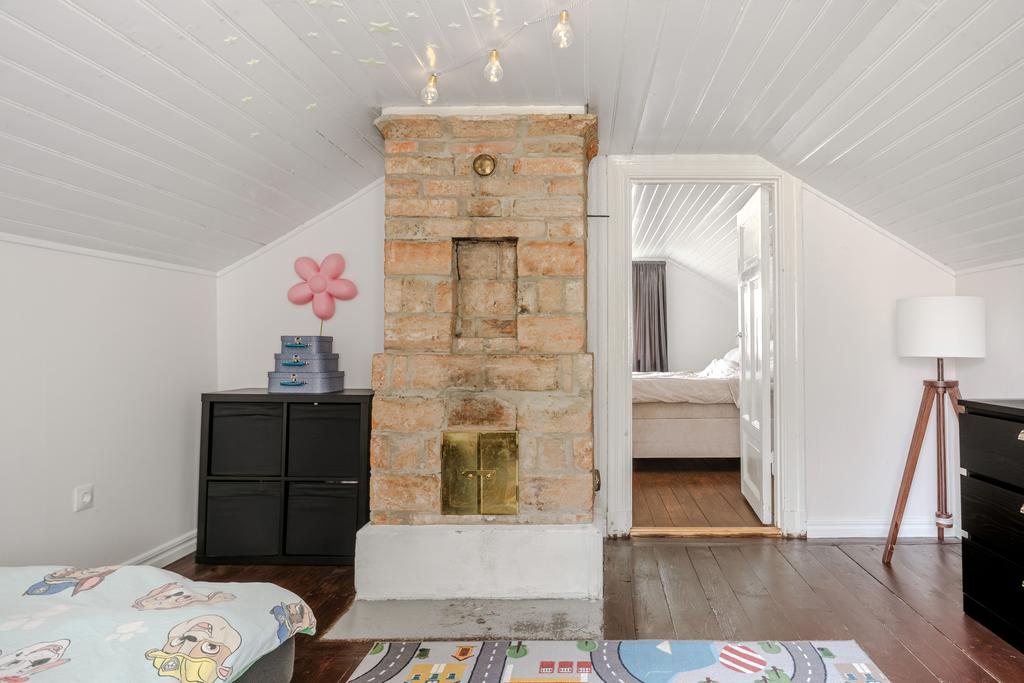 Murspisen i Sovrum 4 behöver putsas innan den får användas