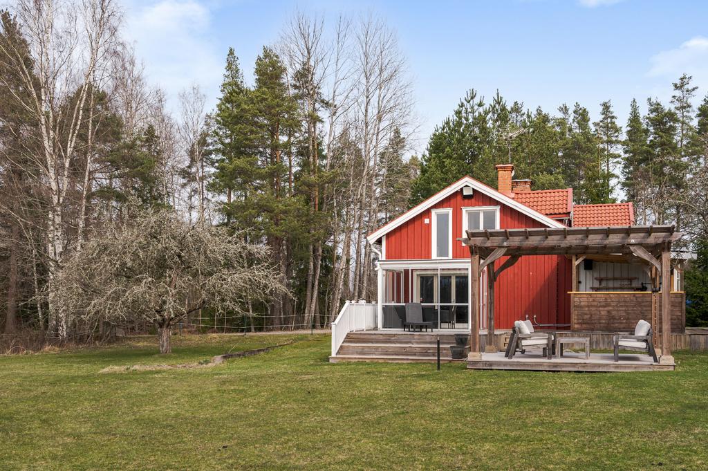 Husets sociala sida med uteplatser och utekök