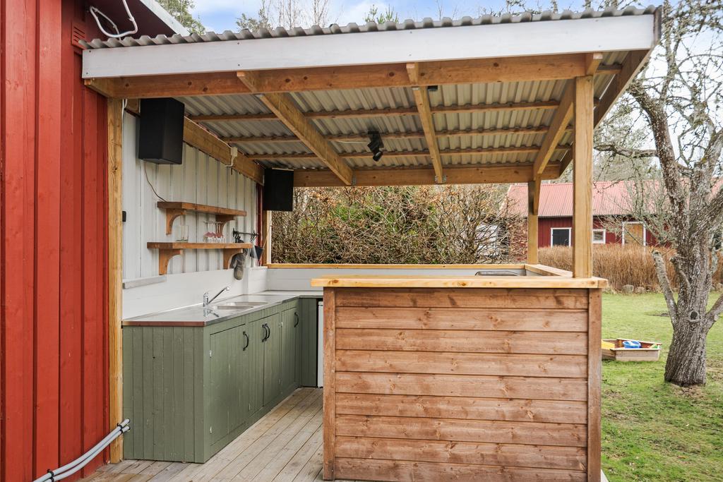 Nybyggt utekök med indraget sommarvatten