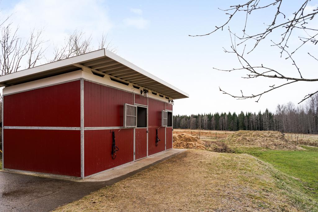 Modulstall med två boxar, nybyggt 2021 (gjuten platta finns för ännu en box)