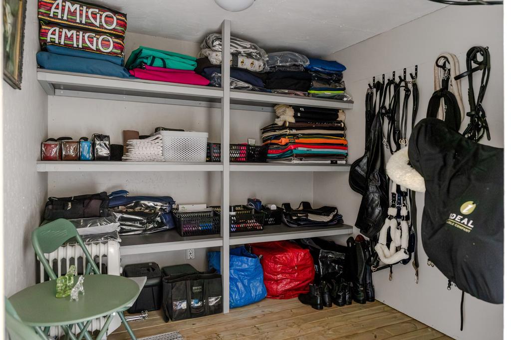 Prydlig sadelkammare i stallet