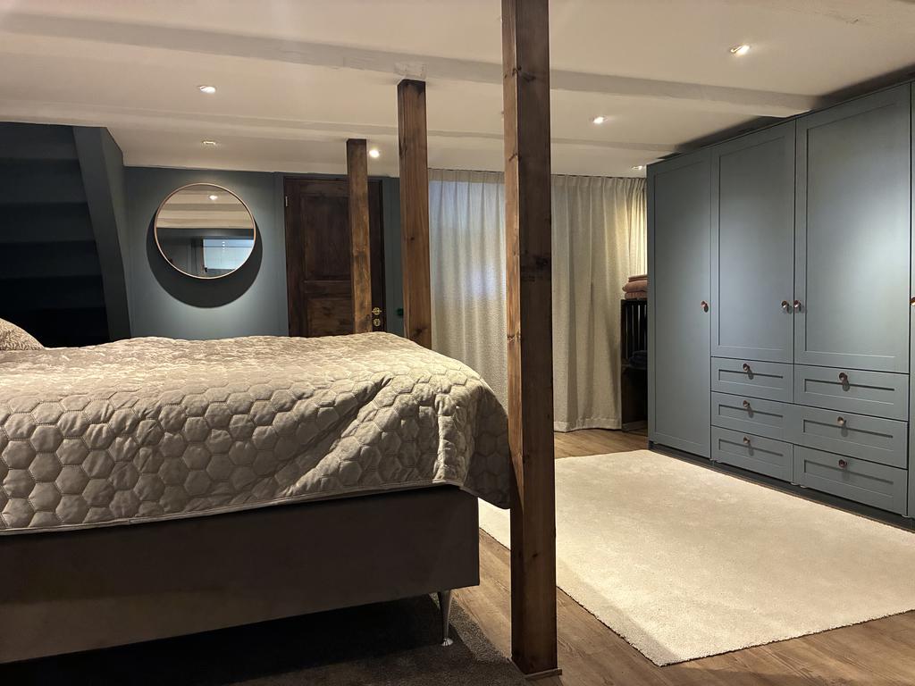 Entré och trappdörr till entréplan