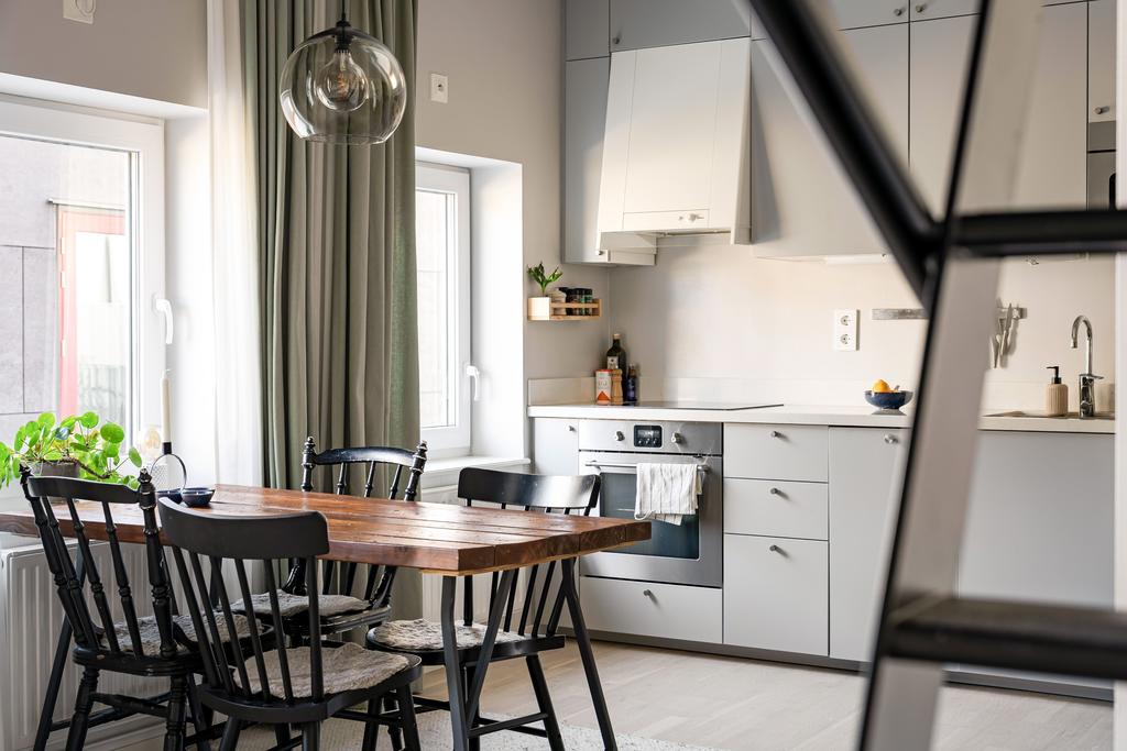 Plats för matbord vid fönstret 