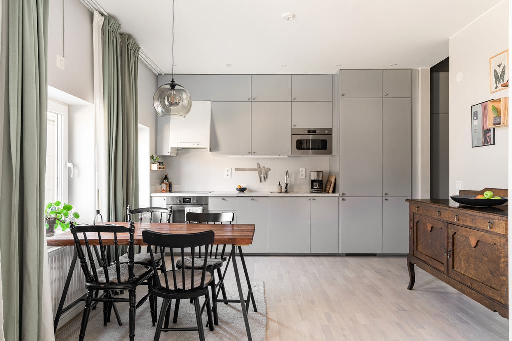 Öppet från vardagsrummet mot kök