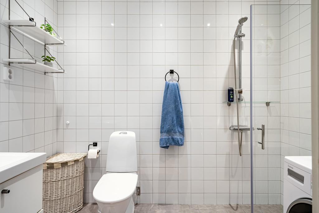 Helkaklat duschrum med kombimaskin