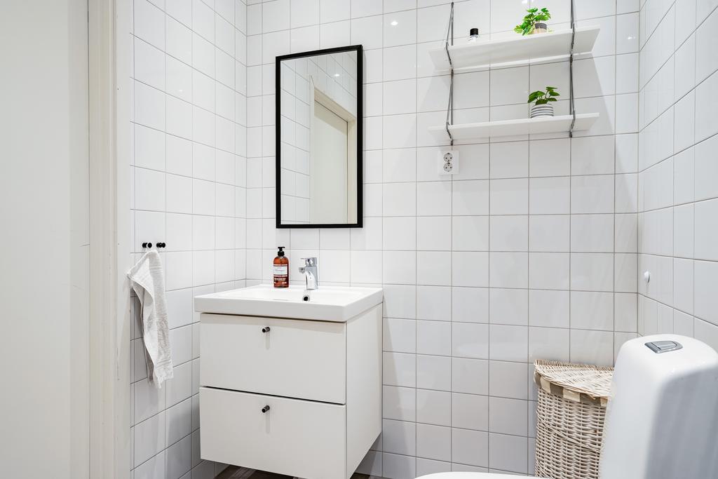 Stilrent utfört med handfat i kommod och infällda spots i tak