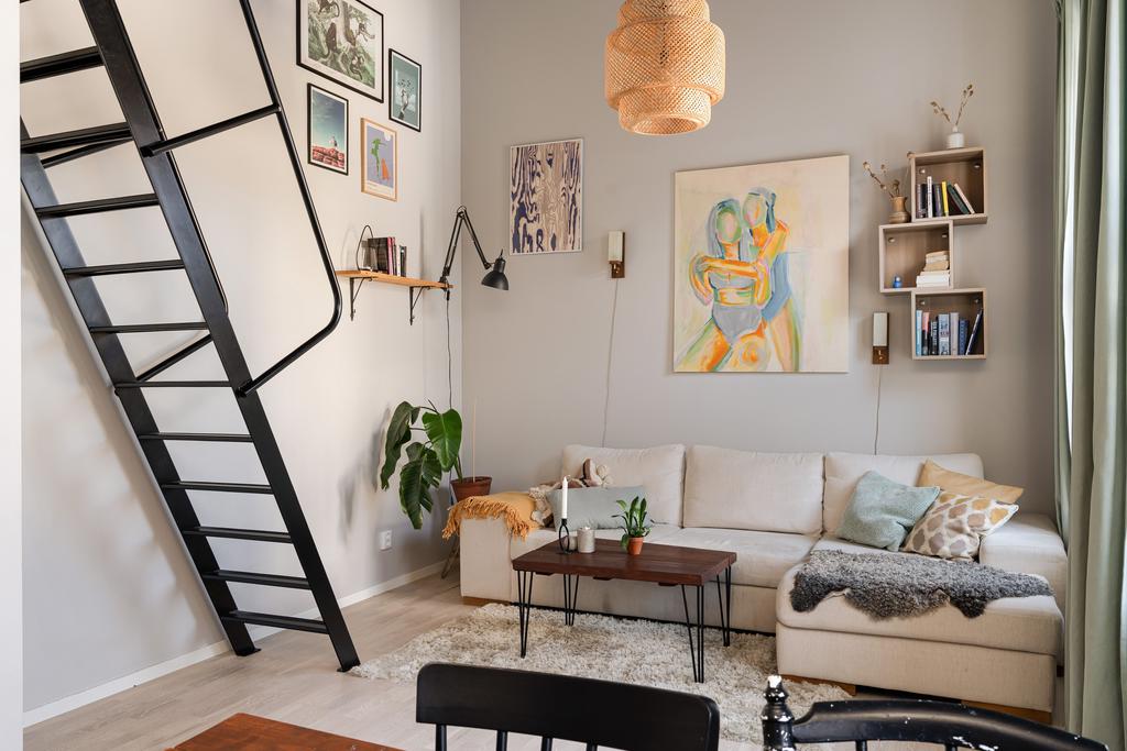 Ljust vardagsrum med härlig takhöjd! 