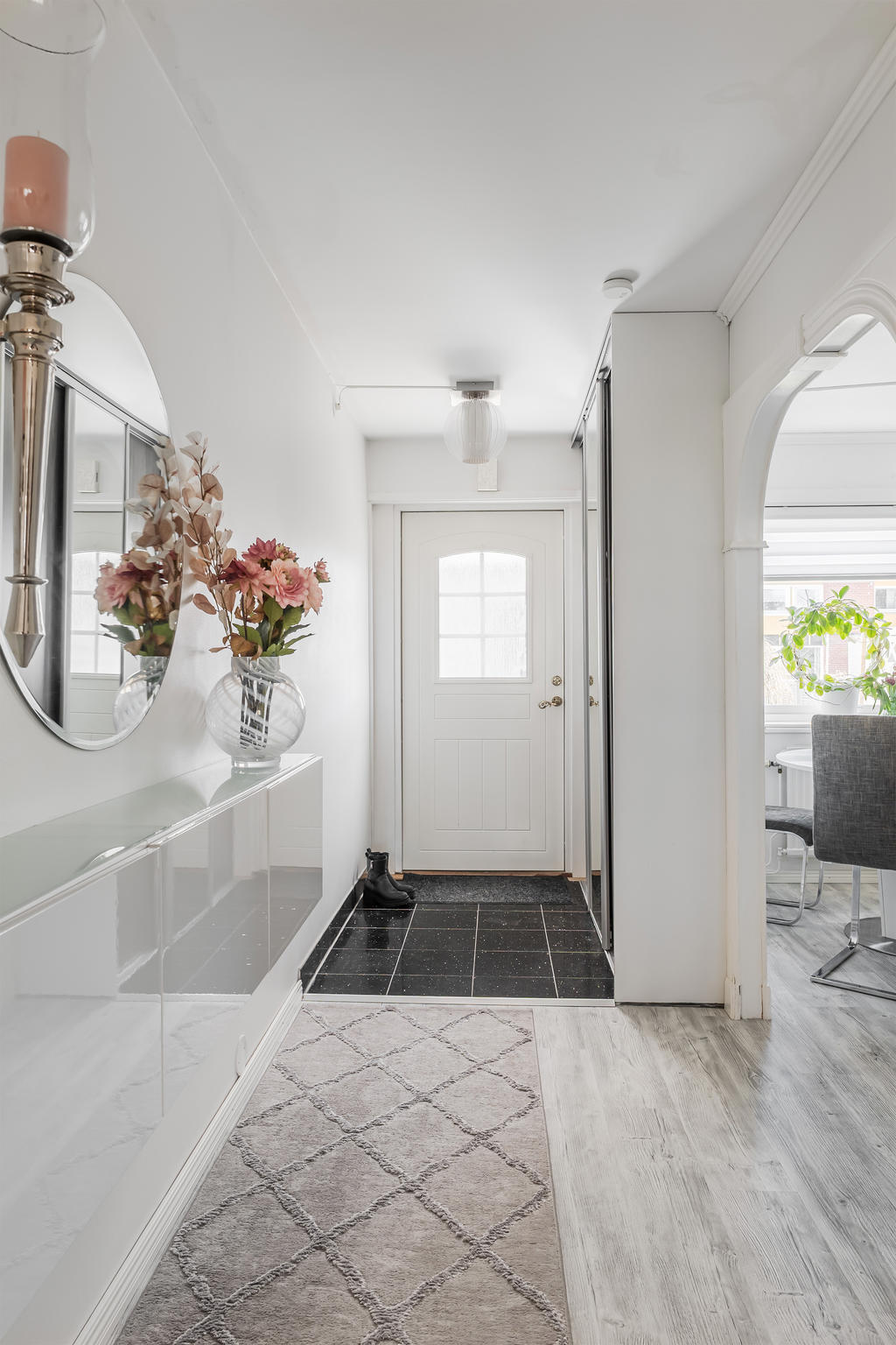 Hall med förvaring via skjutdörrs-garderob.