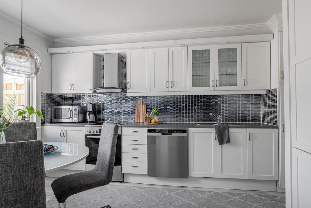 Fint kök med matplats.