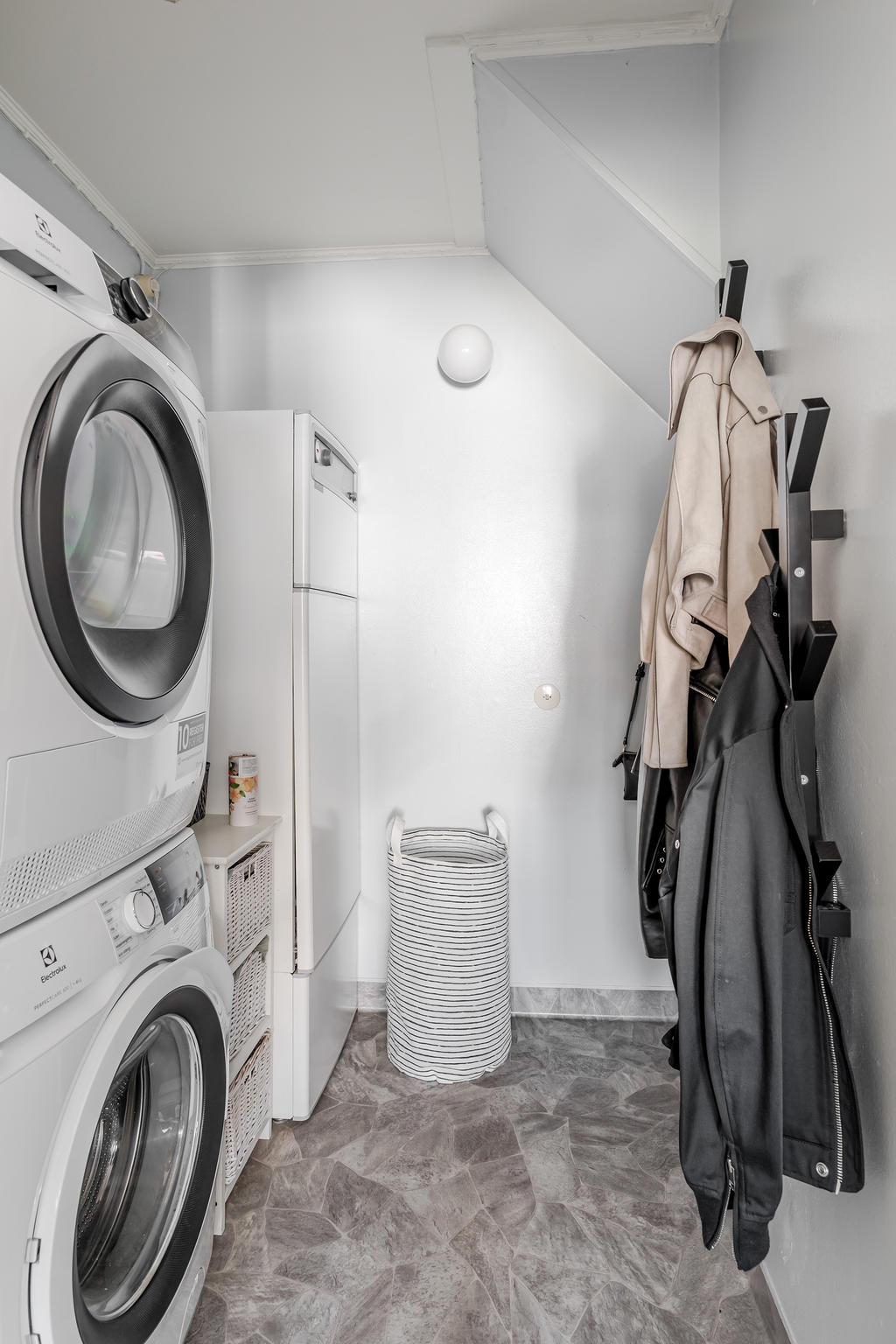 Tvättrum med tvättmaskin och torktumlare.
